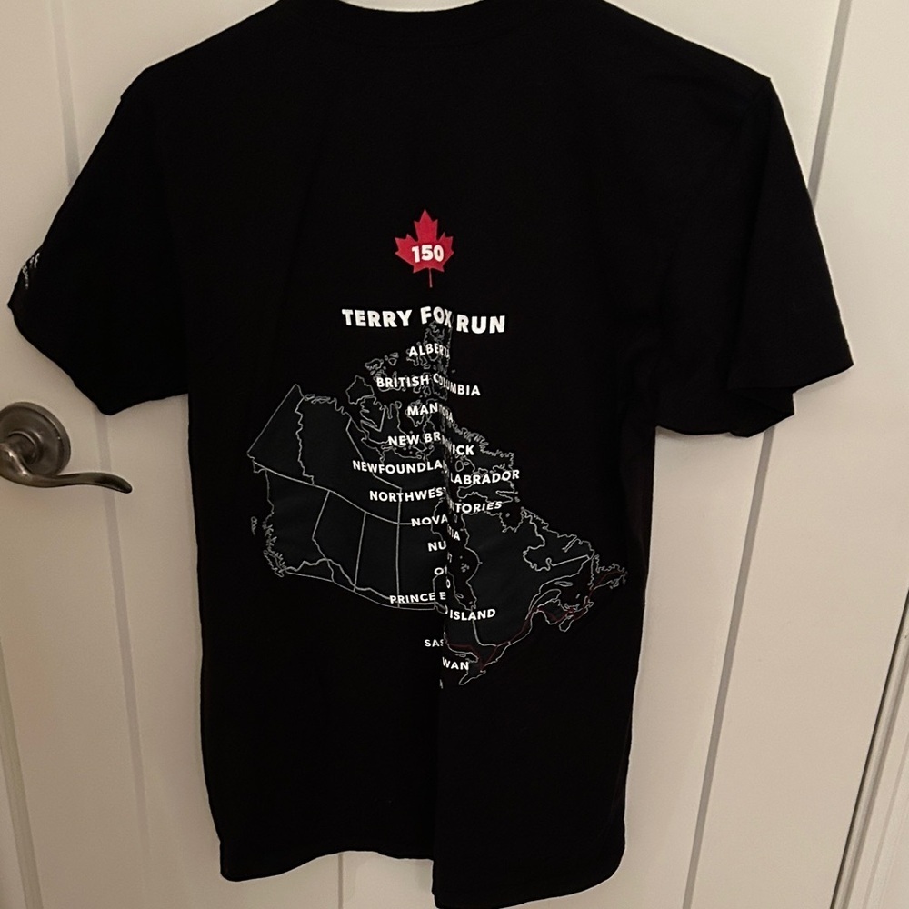 Black Terry Fox T-Shirt with Maple Leaf Design, size M - Picture 4 of 4